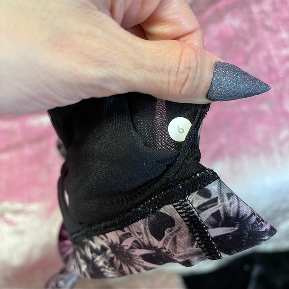 Lululemon Energy Bra
Flowabunga Black Angel Wing / Black Size 6 - Picture 14 of 14